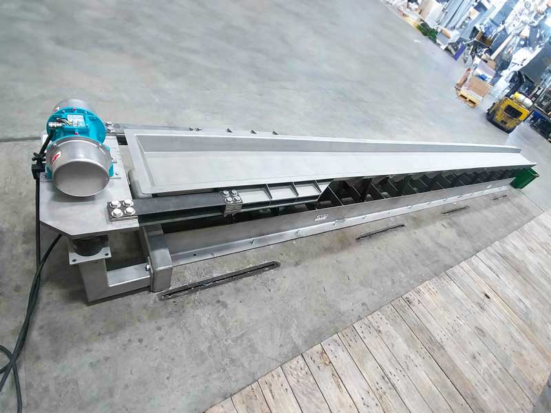 Low-Profile Stainless Steel Vibratory Conveyor in Food Industry